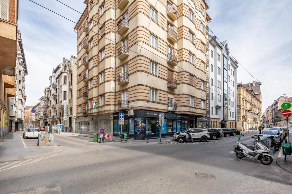- Large And Comfy Appartement *